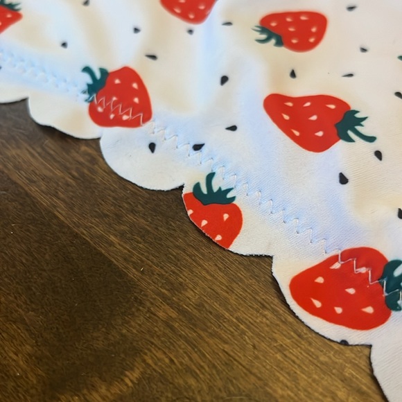 Strawberry print bikini with scallops size Medium - Picture 7 of 7